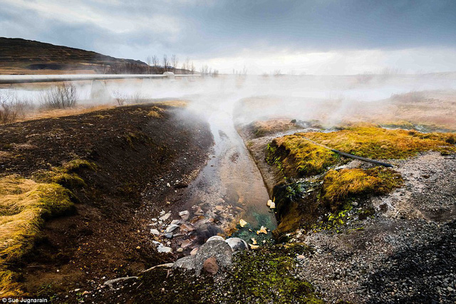 Bức ảnh chụp miệng núi lửa vẫn còn đang hoạt động ở Iceland.